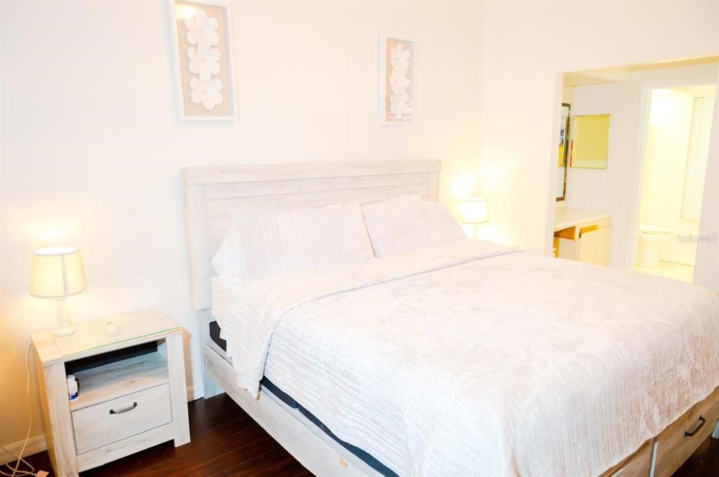 For Sale: $300,000 (2 beds, 2 baths, 1382 Square Feet)