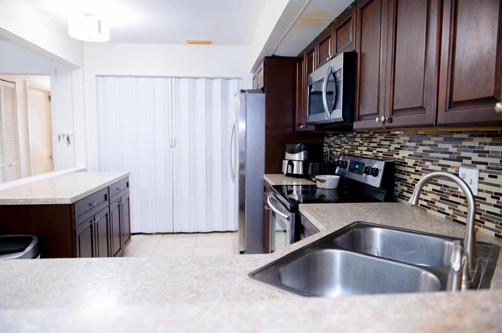For Sale: $300,000 (2 beds, 2 baths, 1382 Square Feet)