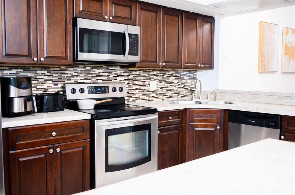 For Sale: $300,000 (2 beds, 2 baths, 1382 Square Feet)