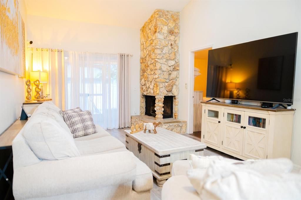 For Sale: $300,000 (2 beds, 2 baths, 1382 Square Feet)