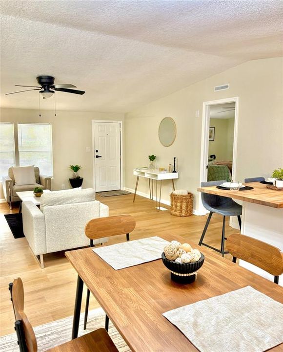 合同活跃: $229,900 (3 贝兹, 2 浴室, 1336 平方英尺)