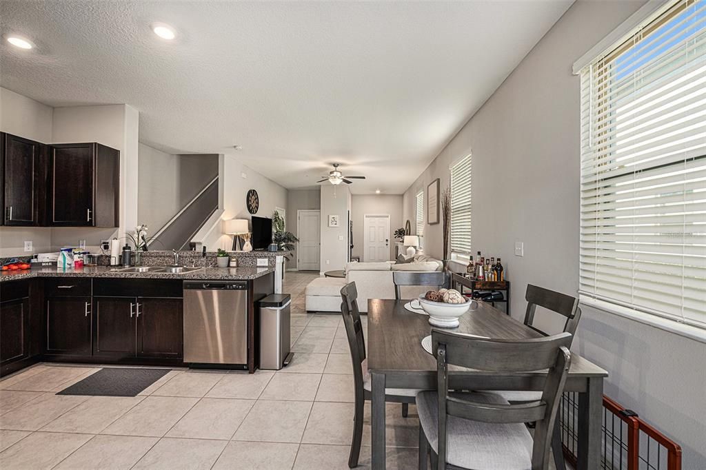 待售: $298,000 (2 贝兹, 2 浴室, 1548 平方英尺)