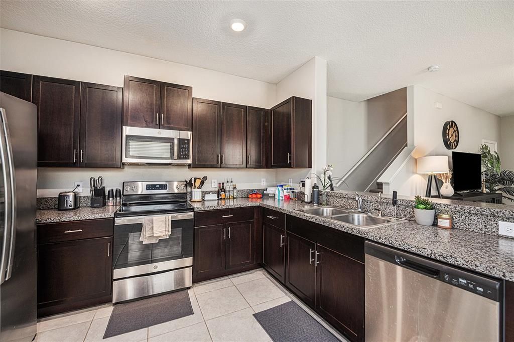 待售: $298,000 (2 贝兹, 2 浴室, 1548 平方英尺)