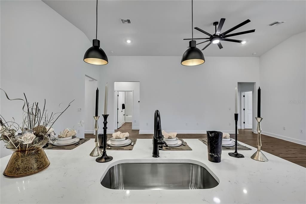 En Venta: $398,990 (4 camas, 3 baños, 2061 Pies cuadrados)