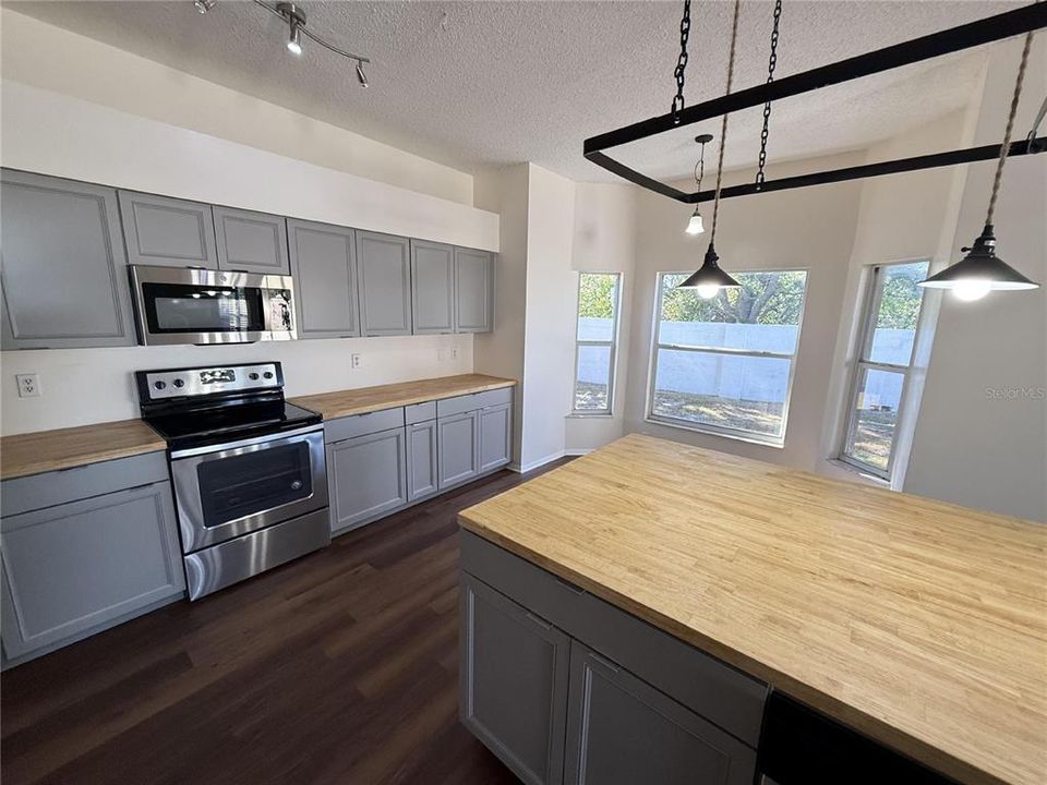 For Rent: $2,895 (6 beds, 3 baths, 2806 Square Feet)