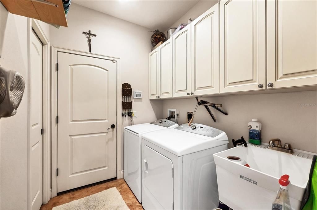 For Sale: $671,000 (3 beds, 3 baths, 2286 Square Feet)