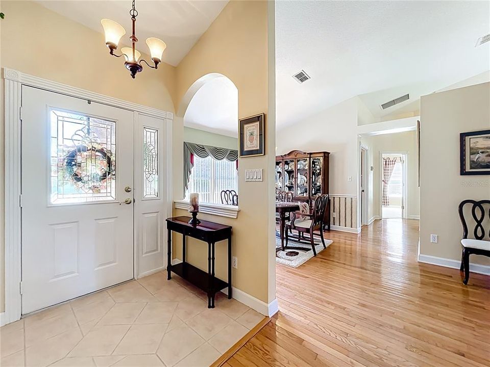 Под контрактом: $289,900 (3 спален, 2 ванн, 1963 Квадратных фут)