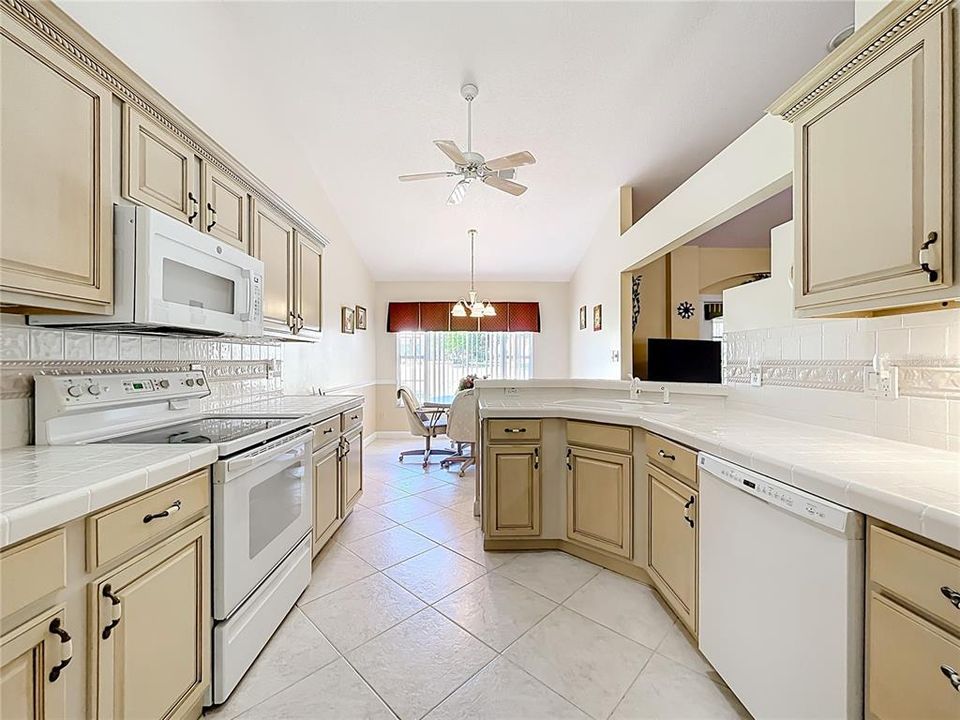 Под контрактом: $289,900 (3 спален, 2 ванн, 1963 Квадратных фут)