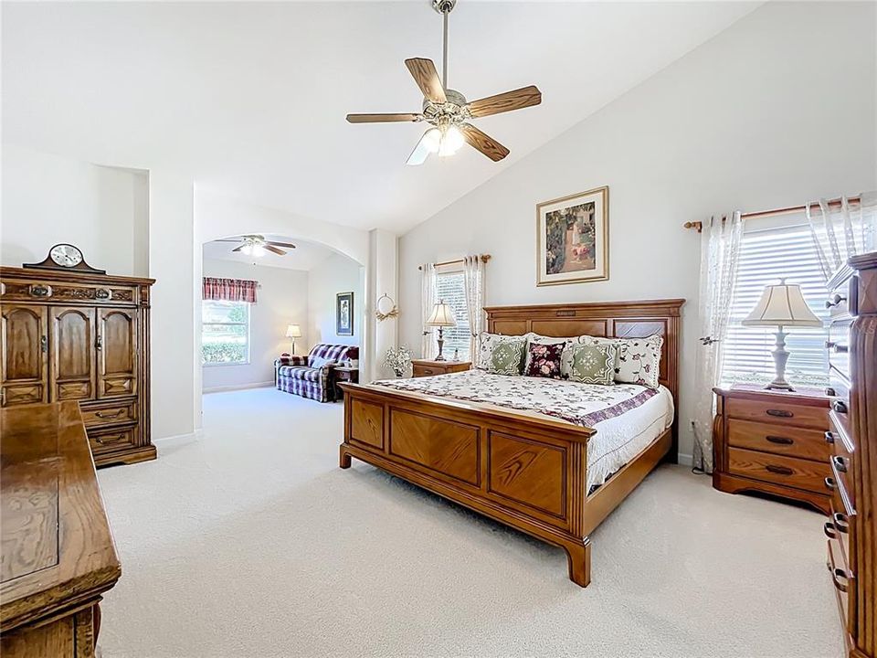 Под контрактом: $289,900 (3 спален, 2 ванн, 1963 Квадратных фут)