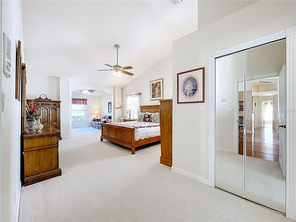 Под контрактом: $289,900 (3 спален, 2 ванн, 1963 Квадратных фут)