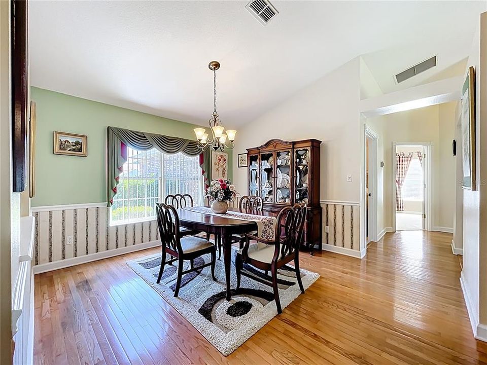 Под контрактом: $289,900 (3 спален, 2 ванн, 1963 Квадратных фут)