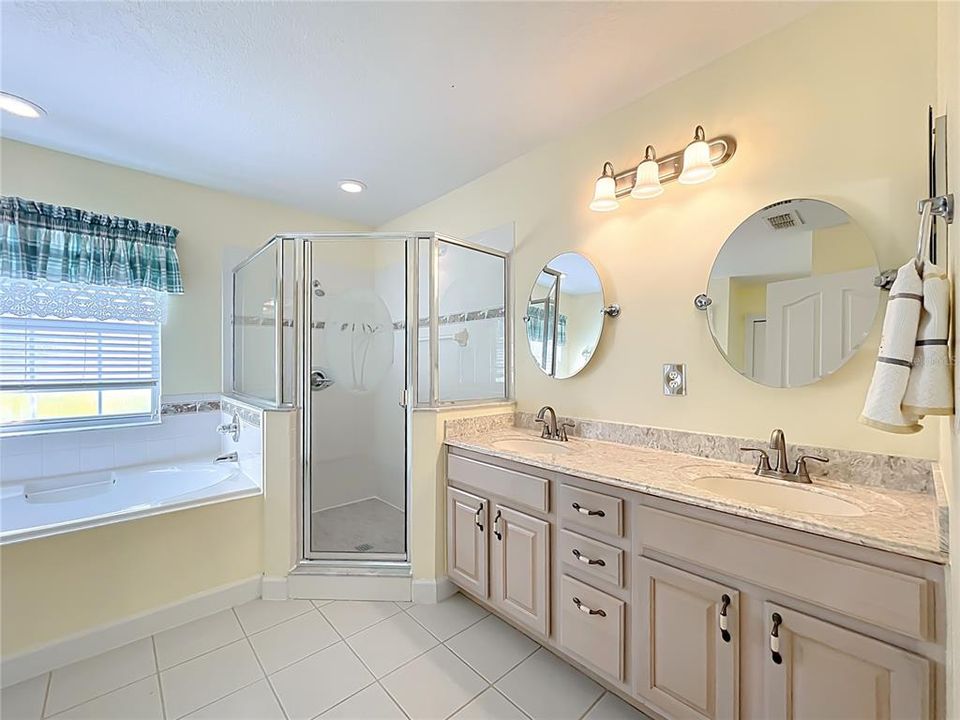 Под контрактом: $289,900 (3 спален, 2 ванн, 1963 Квадратных фут)