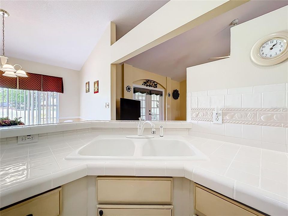 Под контрактом: $289,900 (3 спален, 2 ванн, 1963 Квадратных фут)