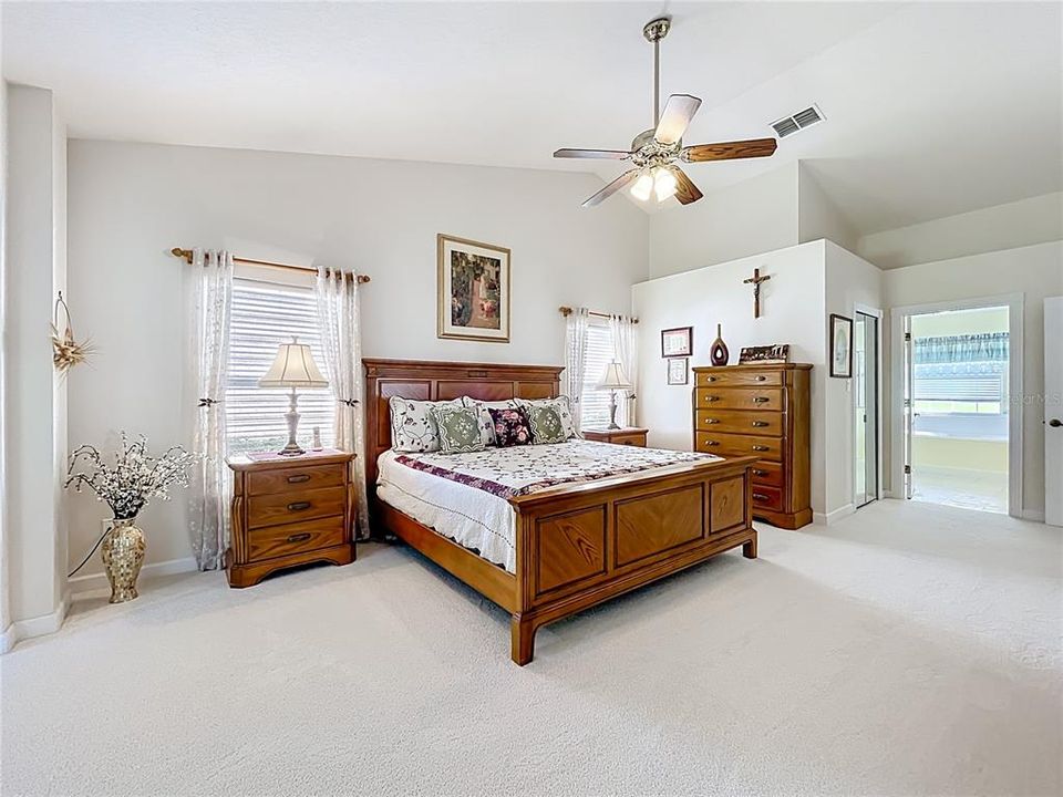 Под контрактом: $289,900 (3 спален, 2 ванн, 1963 Квадратных фут)