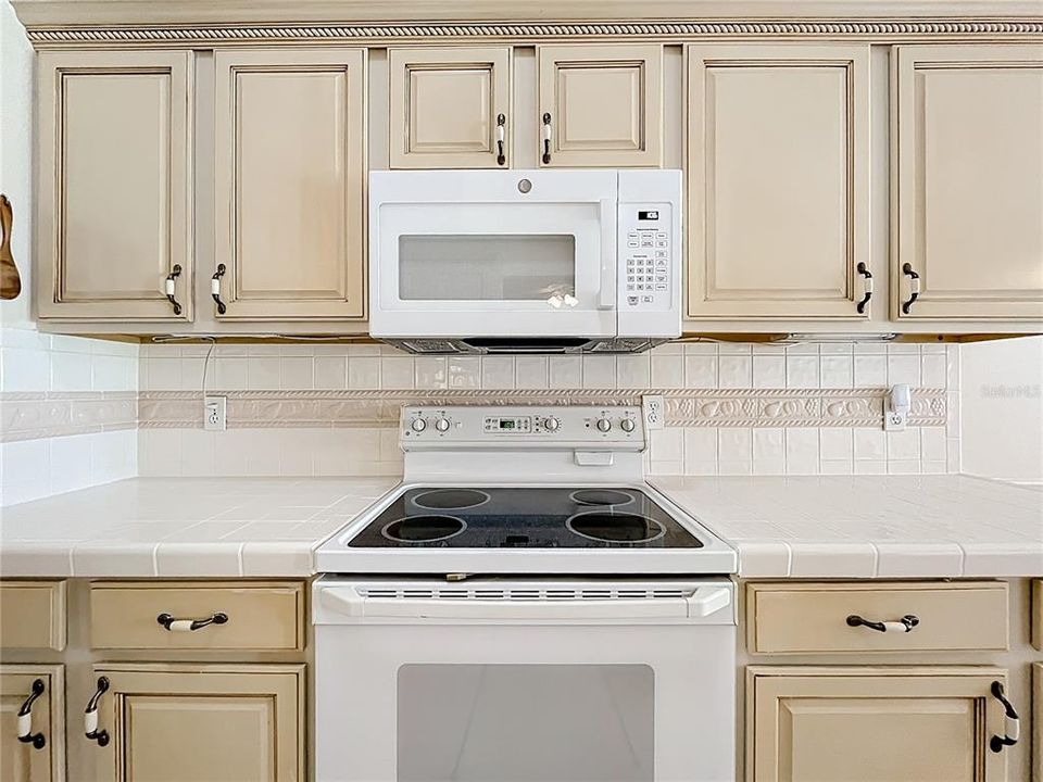 Под контрактом: $289,900 (3 спален, 2 ванн, 1963 Квадратных фут)