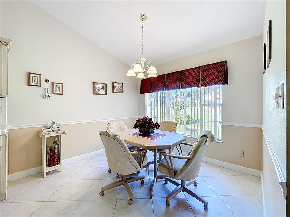 Под контрактом: $289,900 (3 спален, 2 ванн, 1963 Квадратных фут)