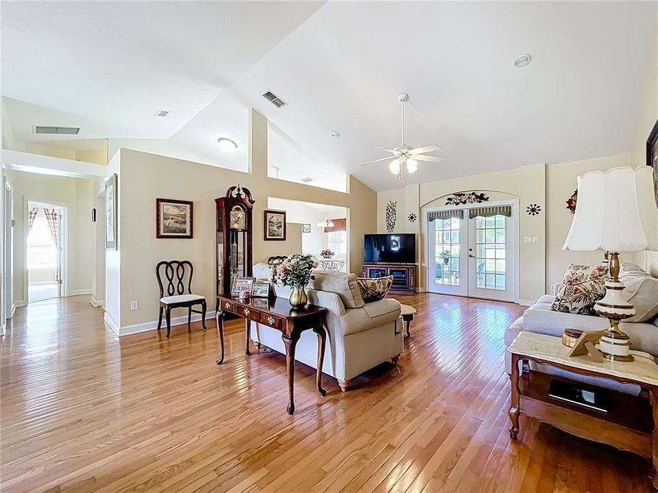 Под контрактом: $289,900 (3 спален, 2 ванн, 1963 Квадратных фут)