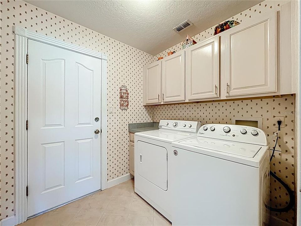 Под контрактом: $289,900 (3 спален, 2 ванн, 1963 Квадратных фут)