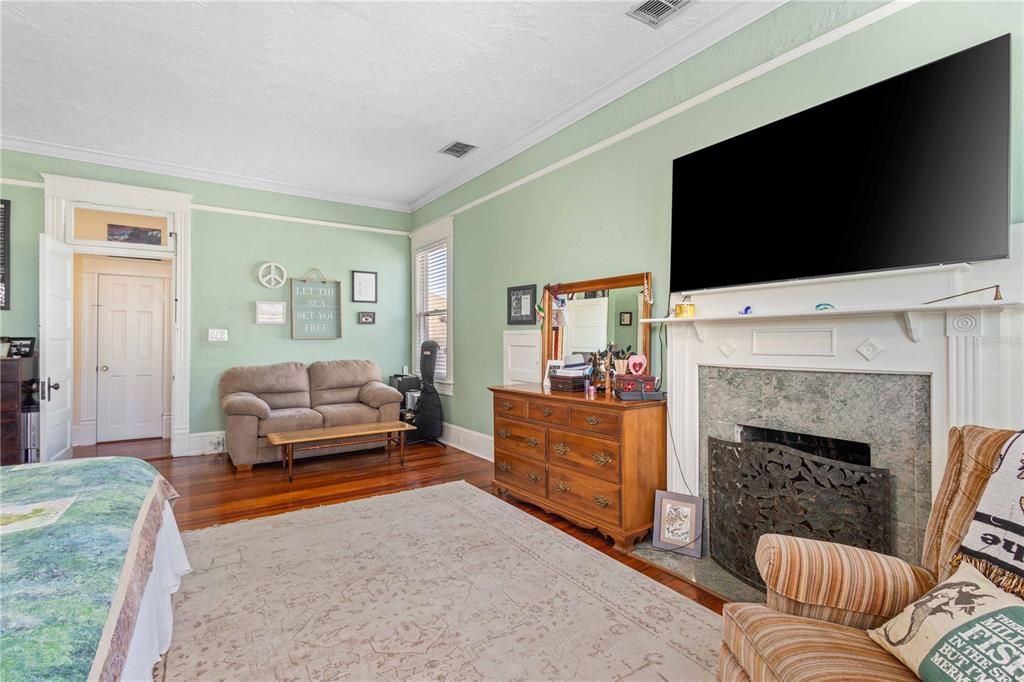 Под контрактом: $839,000 (3 спален, 2 ванн, 2986 Квадратных фут)