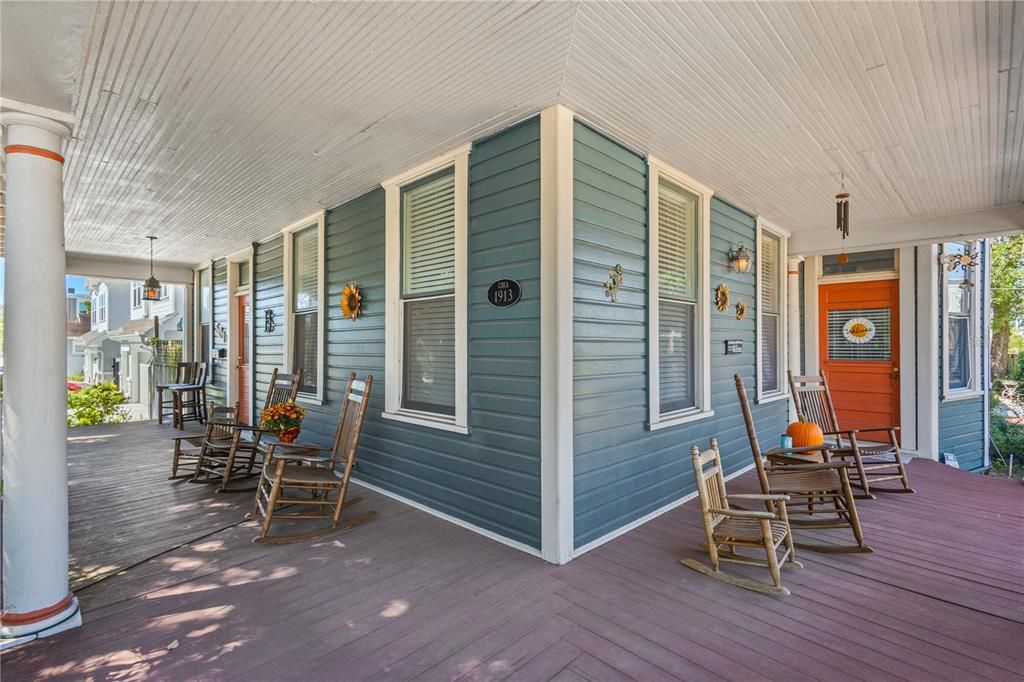 Под контрактом: $839,000 (3 спален, 2 ванн, 2986 Квадратных фут)