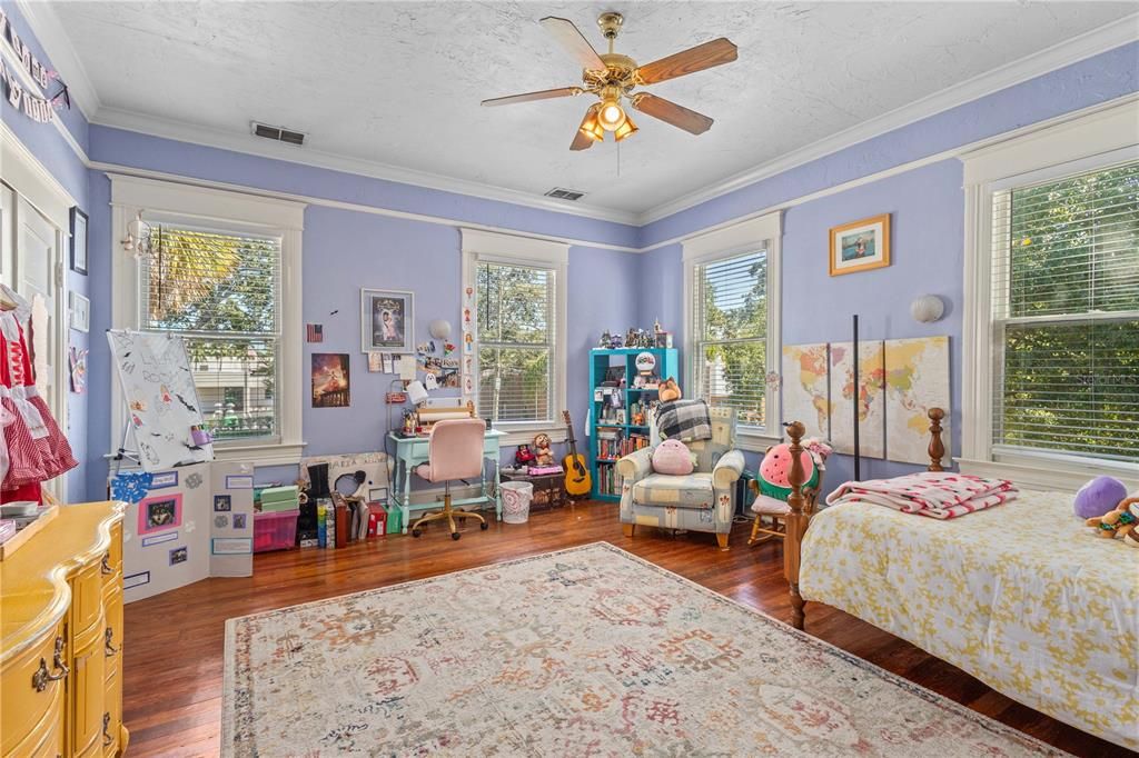 Под контрактом: $839,000 (3 спален, 2 ванн, 2986 Квадратных фут)