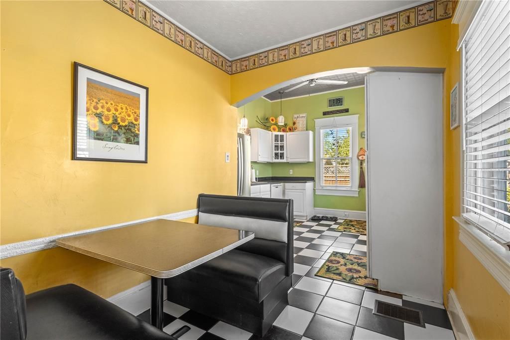 Под контрактом: $839,000 (3 спален, 2 ванн, 2986 Квадратных фут)