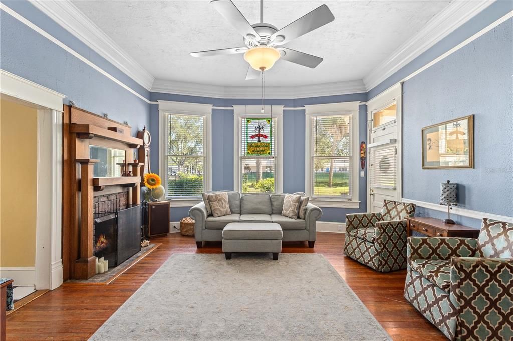 Под контрактом: $839,000 (3 спален, 2 ванн, 2986 Квадратных фут)