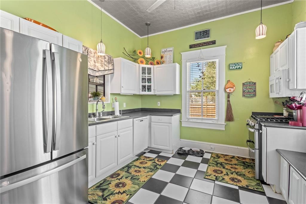 Под контрактом: $839,000 (3 спален, 2 ванн, 2986 Квадратных фут)