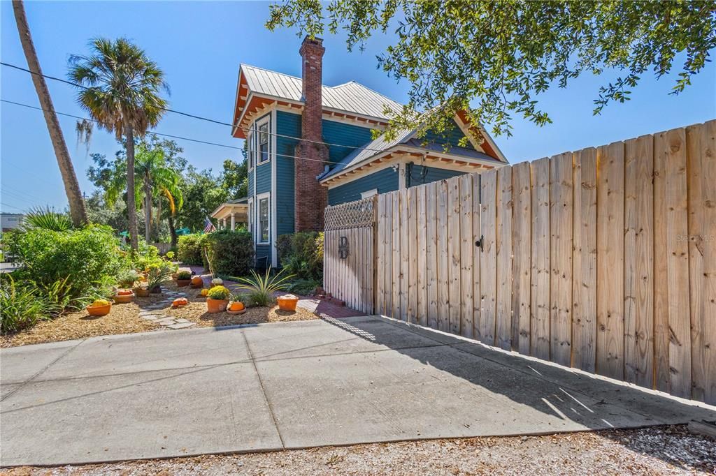 Под контрактом: $839,000 (3 спален, 2 ванн, 2986 Квадратных фут)