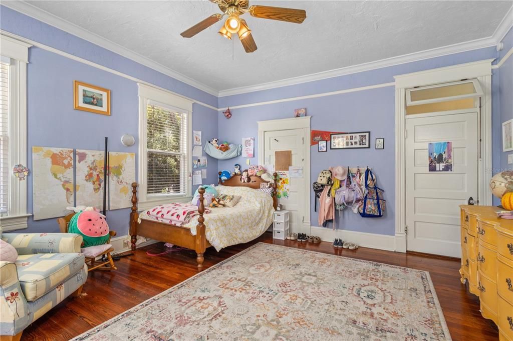 Под контрактом: $839,000 (3 спален, 2 ванн, 2986 Квадратных фут)