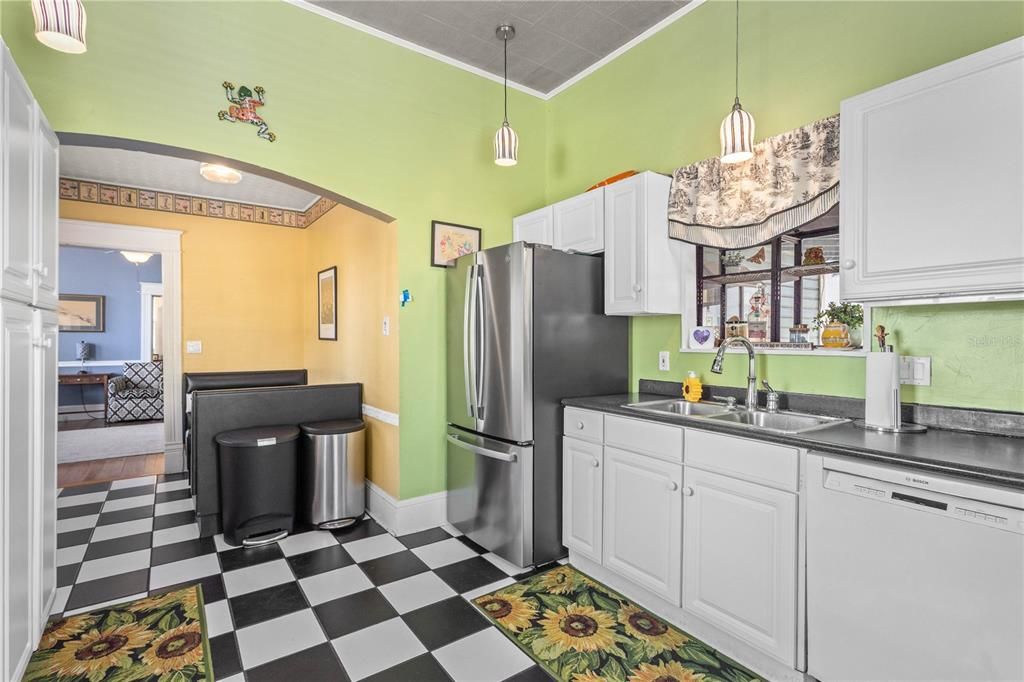 Под контрактом: $839,000 (3 спален, 2 ванн, 2986 Квадратных фут)