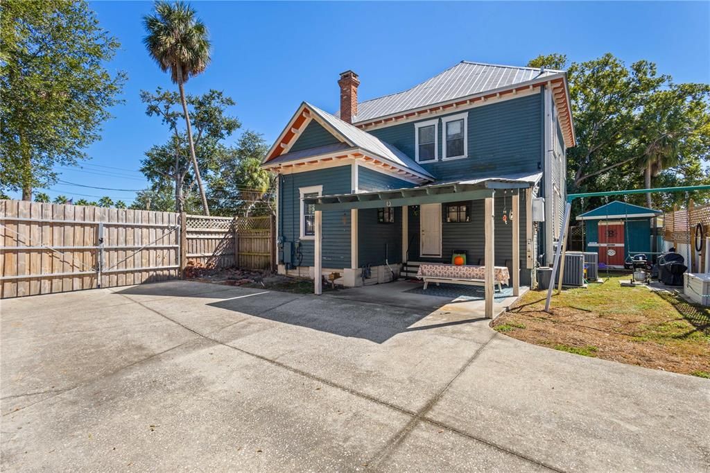 Под контрактом: $839,000 (3 спален, 2 ванн, 2986 Квадратных фут)