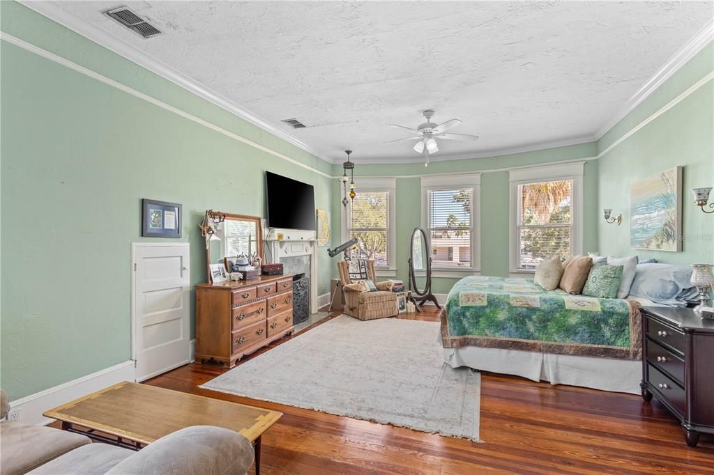 Под контрактом: $839,000 (3 спален, 2 ванн, 2986 Квадратных фут)