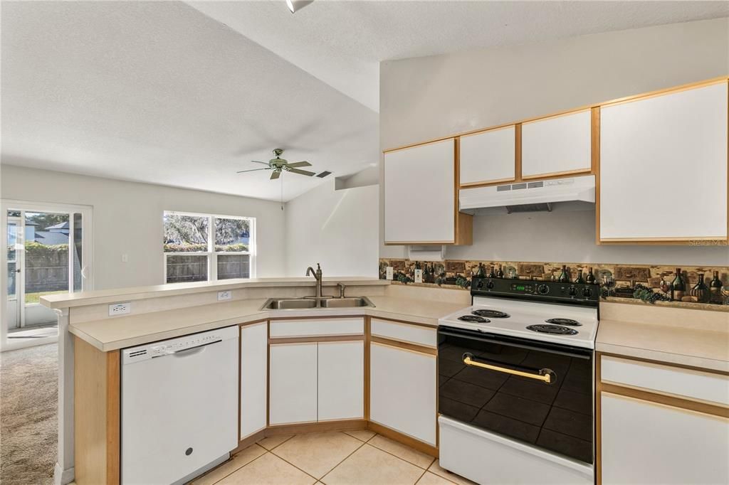 На продажу: $285,900 (3 спален, 2 ванн, 1304 Квадратных фут)