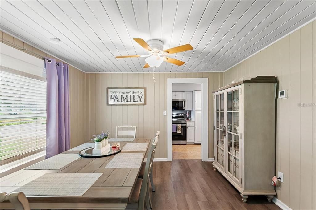 For Sale: $365,000 (3 beds, 1 baths, 864 Square Feet)