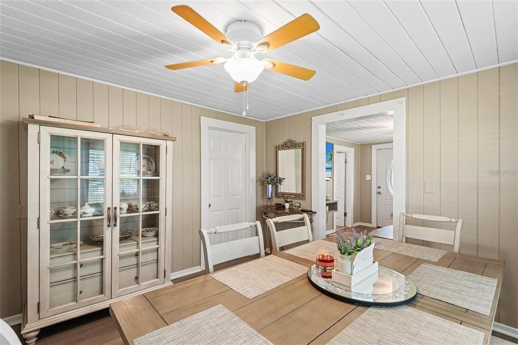 For Sale: $365,000 (3 beds, 1 baths, 864 Square Feet)