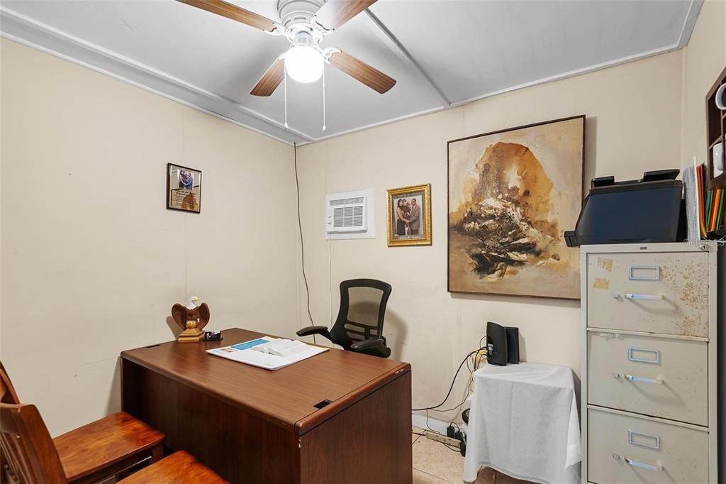 For Sale: $365,000 (3 beds, 1 baths, 864 Square Feet)