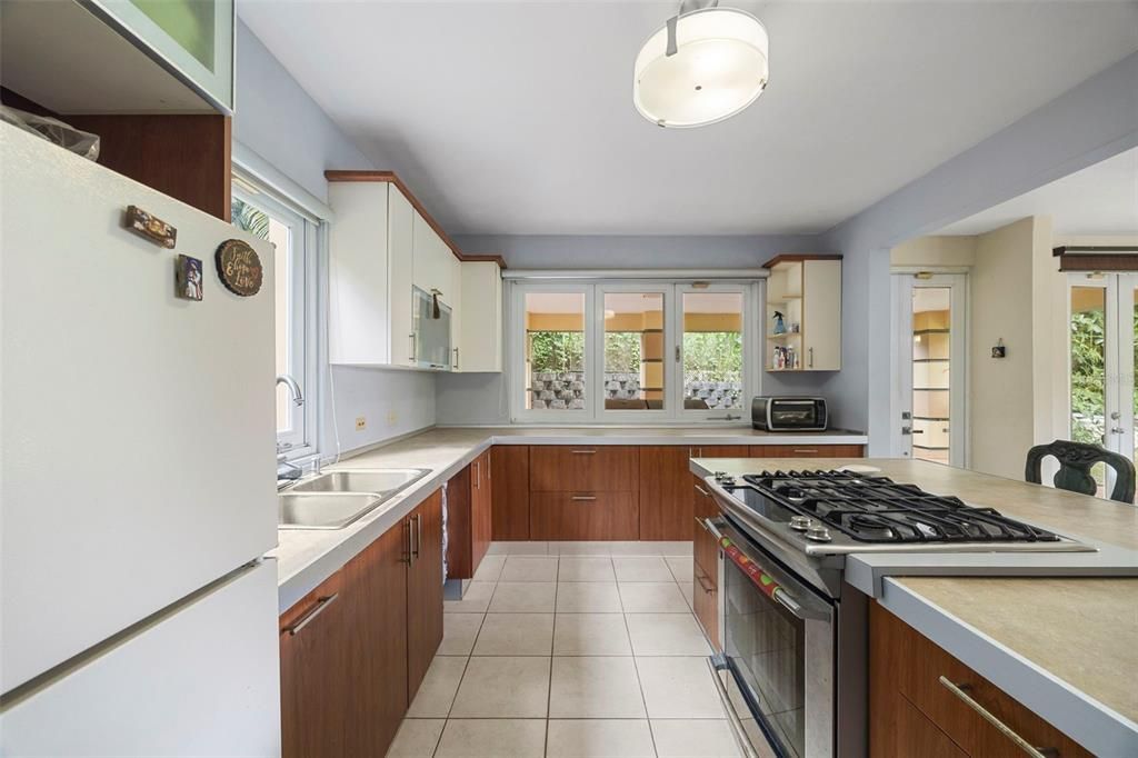 Под контрактом: $510,000 (5 спален, 3 ванн, 2654 Квадратных фут)