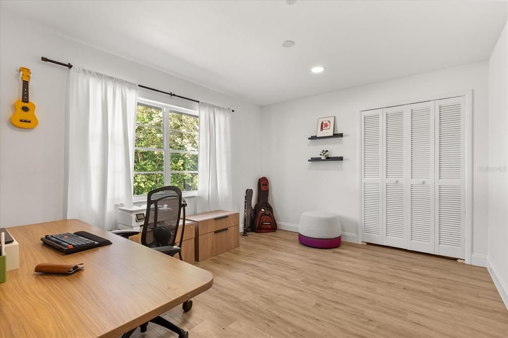 Active With Contract: $715,000 (5 beds, 3 baths, 2634 Square Feet)