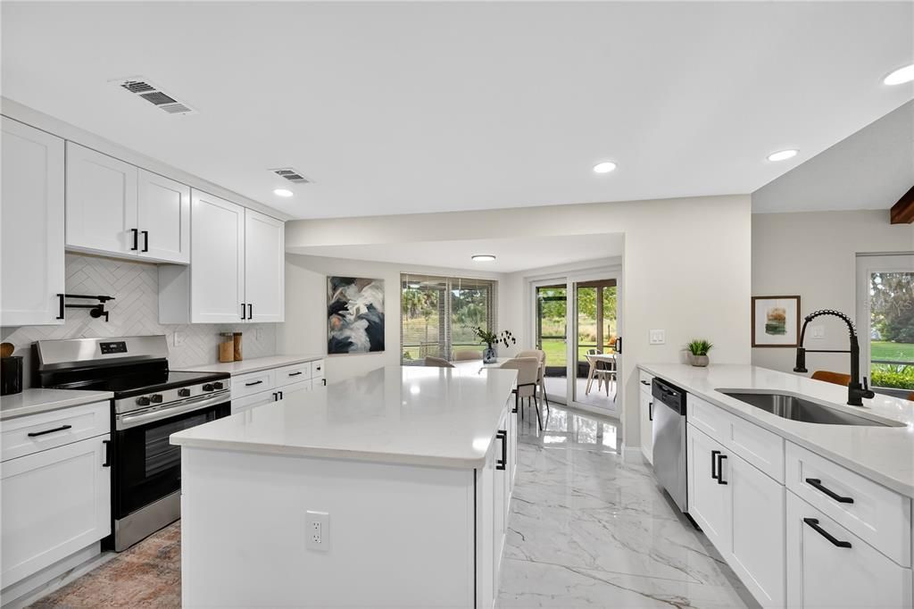 合同活跃: $549,900 (4 贝兹, 3 浴室, 2940 平方英尺)