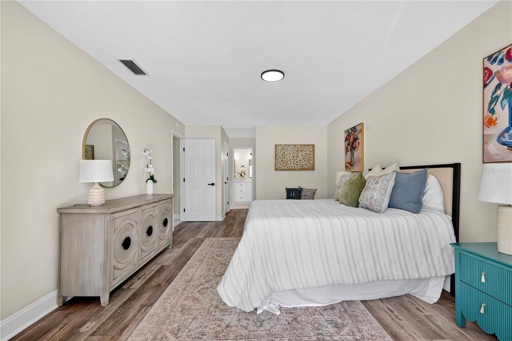 合同活跃: $549,900 (4 贝兹, 3 浴室, 2940 平方英尺)