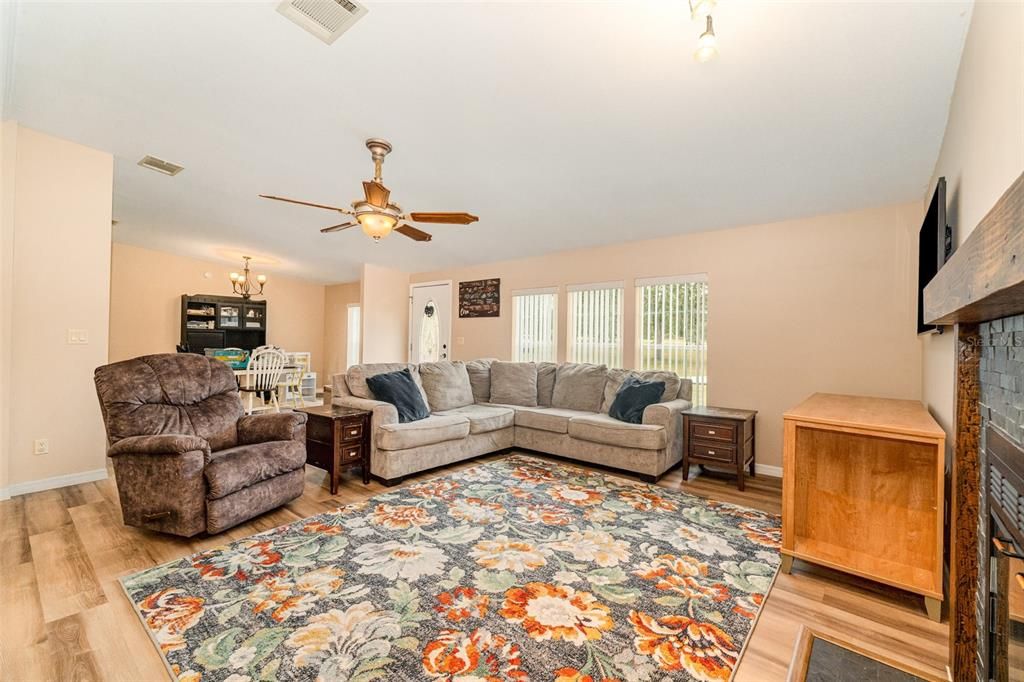 待售: $339,000 (3 贝兹, 2 浴室, 1920 平方英尺)