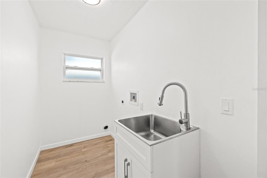 For Sale: $339,900 (4 beds, 2 baths, 1845 Square Feet)