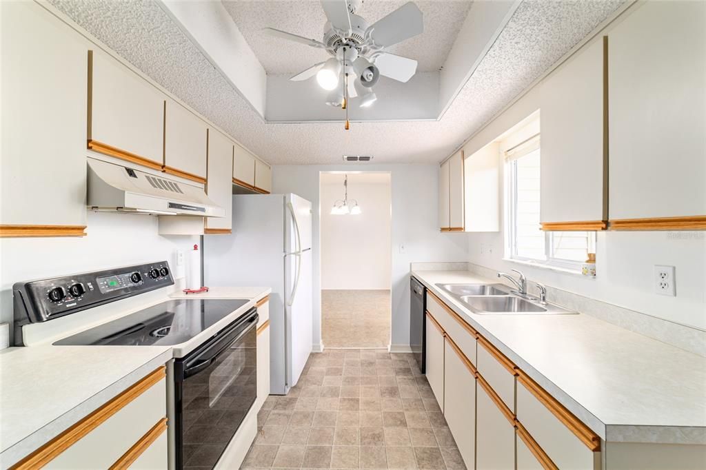 Active With Contract: $152,000 (2 beds, 2 baths, 1288 Square Feet)