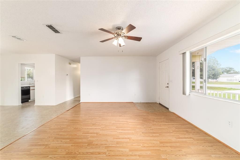 Active With Contract: $152,000 (2 beds, 2 baths, 1288 Square Feet)