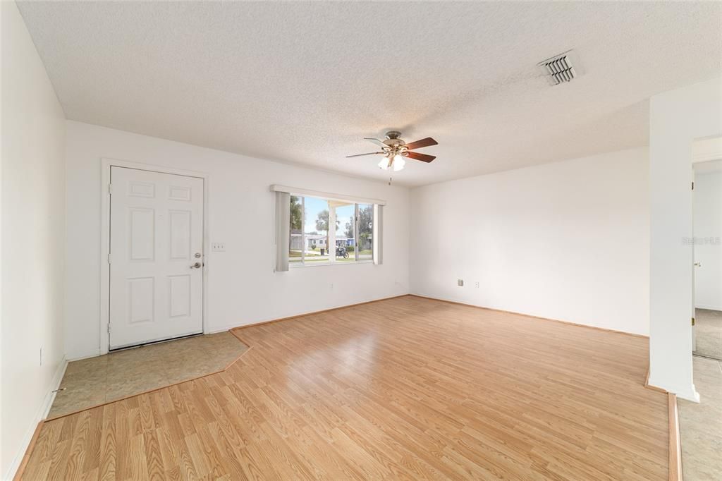 Active With Contract: $152,000 (2 beds, 2 baths, 1288 Square Feet)