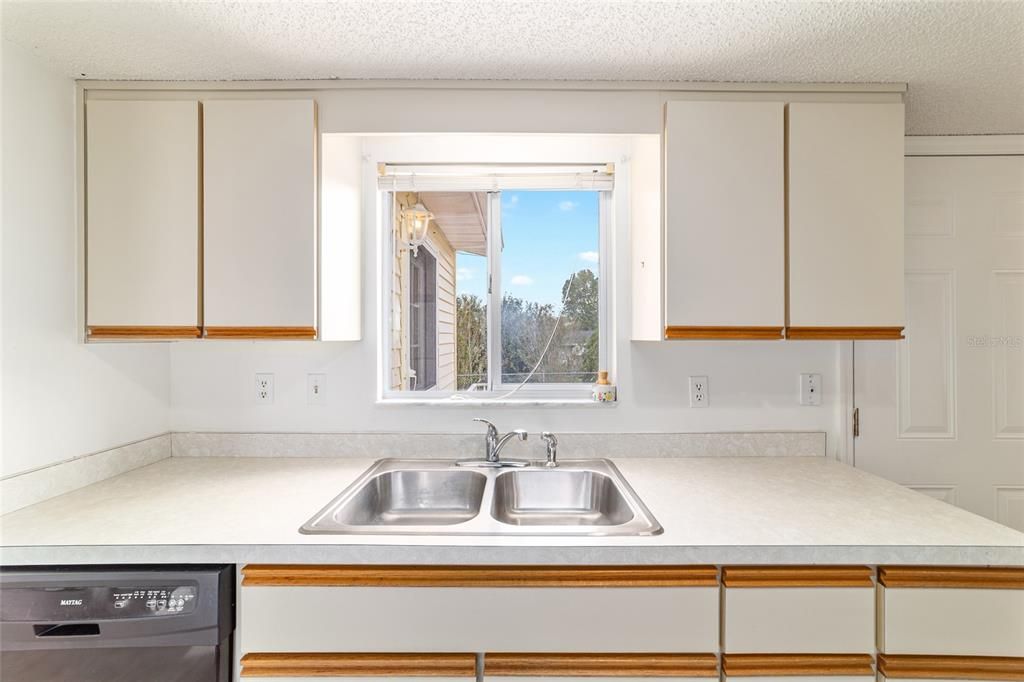 Active With Contract: $152,000 (2 beds, 2 baths, 1288 Square Feet)