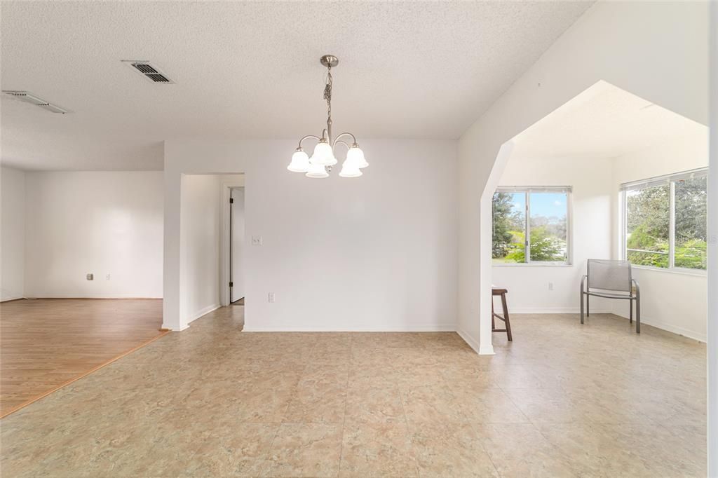 Active With Contract: $152,000 (2 beds, 2 baths, 1288 Square Feet)