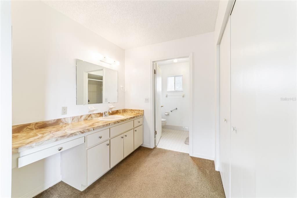 Active With Contract: $152,000 (2 beds, 2 baths, 1288 Square Feet)