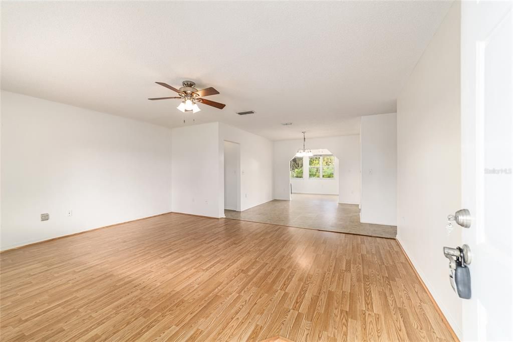 Active With Contract: $152,000 (2 beds, 2 baths, 1288 Square Feet)